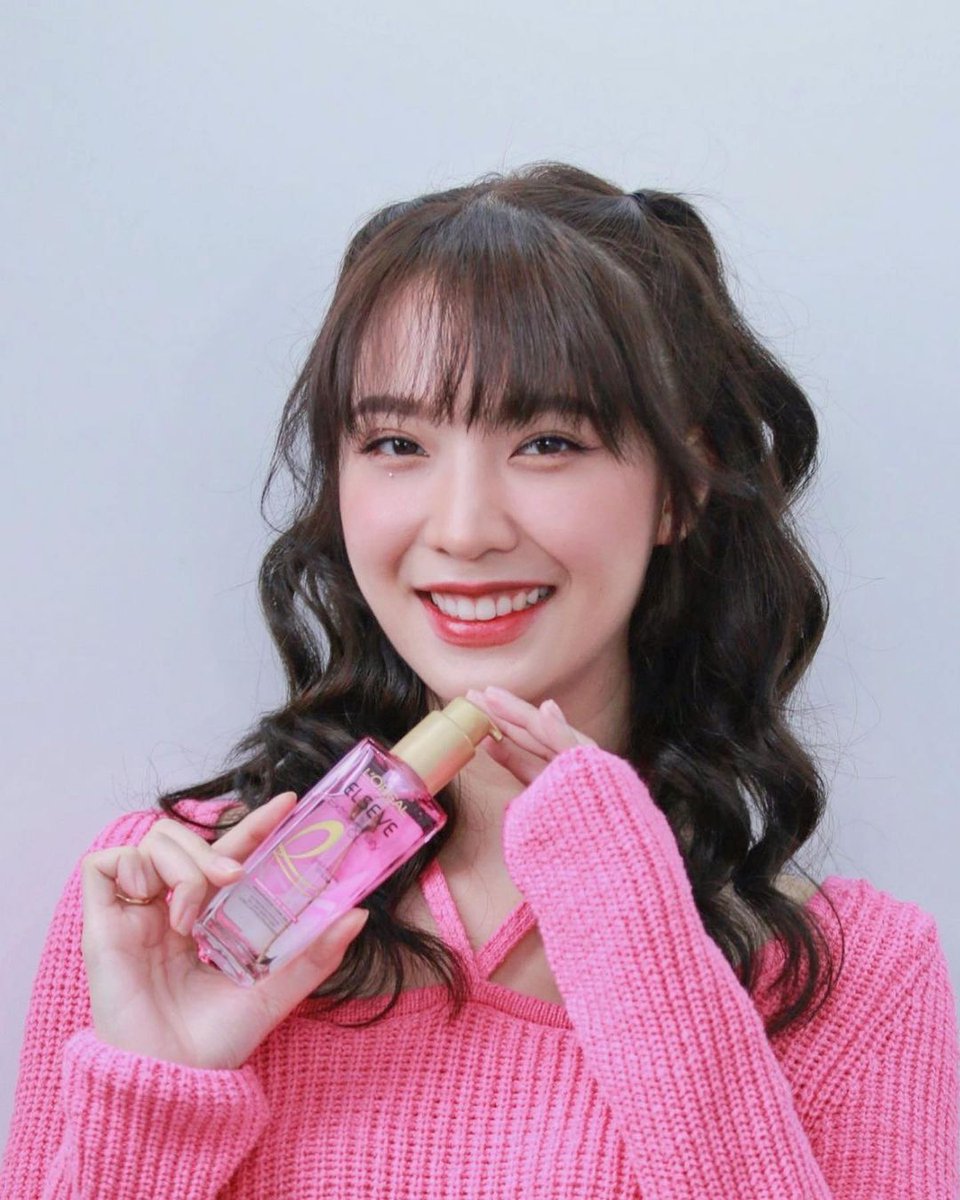 Singjan_house's tweet photo. L'Oreal Paris Extraordinary Oil Pink ตัวนี้เป็นรุ่นใหม่ล่าสุด French Rose Perfume จะหอมกลิ่นกุหลาบ ฝรั่งเศส ซึ่งติดผมนานถึง 72 ชั่วโมงกันไปเลย และที่สำคัญเค้ายังเน้นบำรุงล้ำลึกด้วย

#LOrealParisTH #ElseveTH #OnlyFrenchRose #LOrealElsevexSingJan https://t.co/uRlDO4KDBP