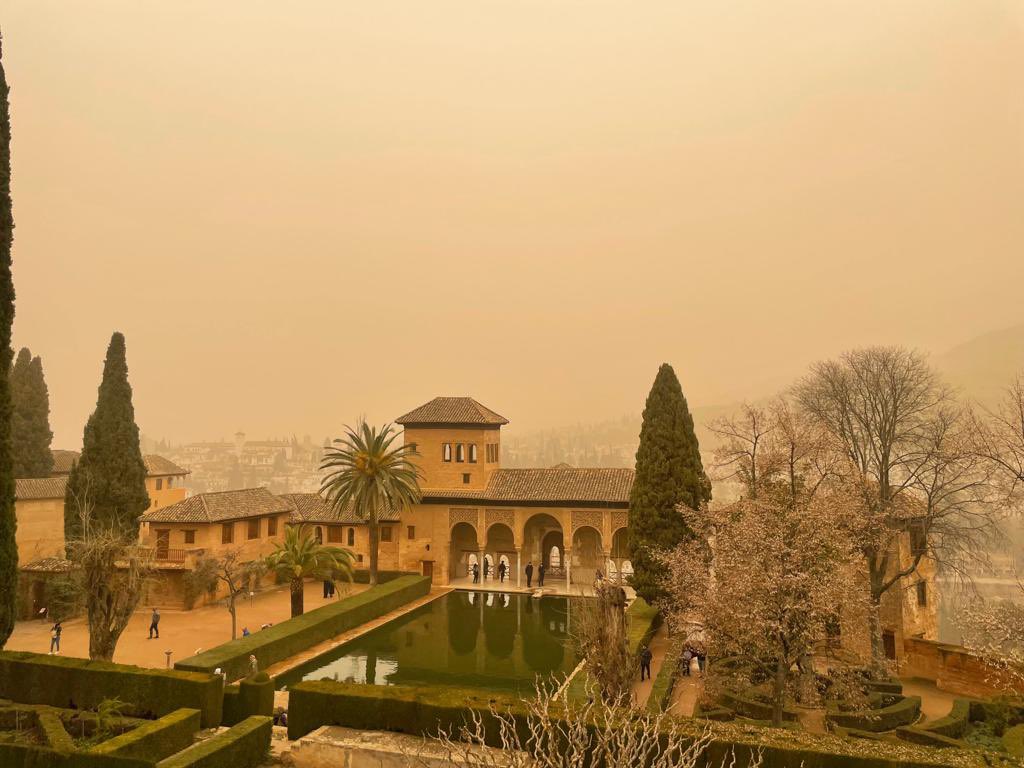 Rocio_DiazJ's tweet photo. La calima cubre la #Alhambra de #Granada. https://t.co/6JNsRvv8OR