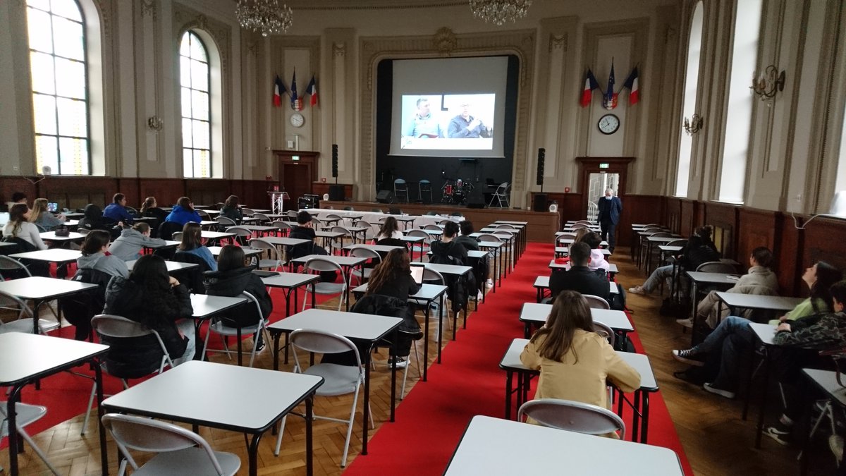 opallez's tweet photo. Le lycée @louis_lycee de @acnancymetz @regiongrandest participe à l'opération #capsup cap sur le supérieur organisée par l'@Univ_Lorraine ces lundi et mardi. Des groupes de 10 à 50 élèves suivent les conférences en direct. #orientation Merci à l'université pour l'investissement https://t.co/AHAY6wx9ND