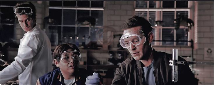 " ผมคิดถึงพี่ๆ ปีเตอร์ทั้งสองคนจังป่านนี้จะเป็นยังไงกันบ้างน้าา~" นั่งนึกถึงความหลังวันร่วมโต๊ะทดลอง