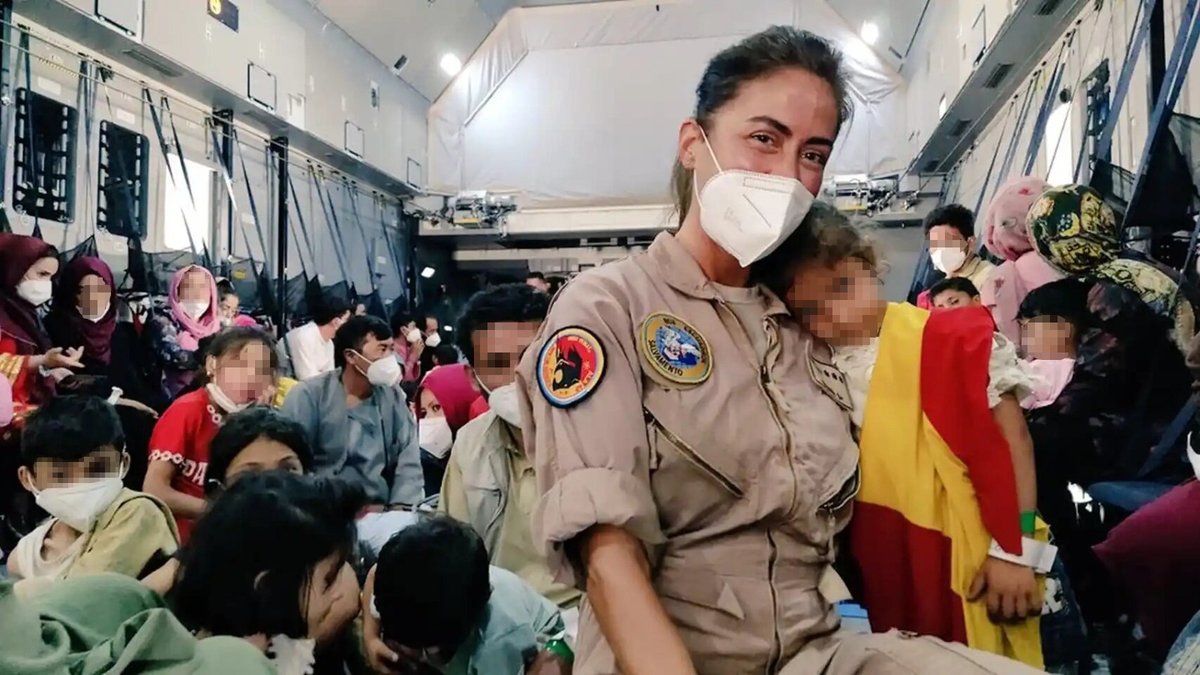 Defensagob's tweet photo. La capitán enfermera Amanda G. Oliva ha recibido hoy el premio 'Soldado Idoia Rodríguez', que reconoce una carrera militar por su trabajo en la evacuación de Afganistán y la operación ‘Balmis’ con "arrojo, generosidad y espíritu heroico y de aventura".
➡️ https://t.co/Q0Ef2iz8as https://t.co/T5xEThgd16