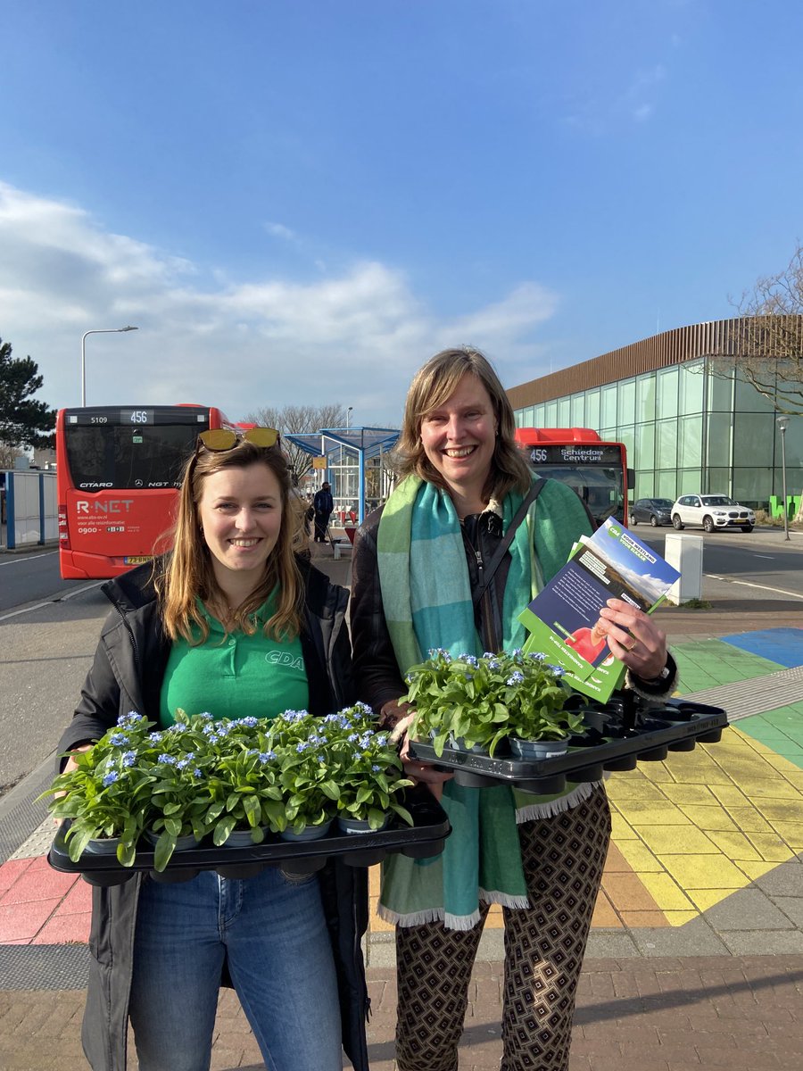 Vergeet-mij-nietjes uitdelen  ⁦<a href="/Janice_de_Jong/">Janice de Jong</a>⁩ en ⁦<a href="/JudithvdBos/">Judith van den Bos</a>⁩ #vergeetniettestemmen #elkestemtelt #GR22