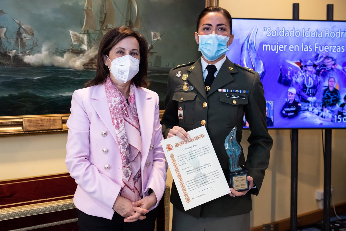 Defensagob's tweet photo. La capitán enfermera Amanda G. Oliva ha recibido hoy el premio 'Soldado Idoia Rodríguez', que reconoce una carrera militar por su trabajo en la evacuación de Afganistán y la operación ‘Balmis’ con "arrojo, generosidad y espíritu heroico y de aventura".
➡️ https://t.co/Q0Ef2iz8as https://t.co/T5xEThgd16