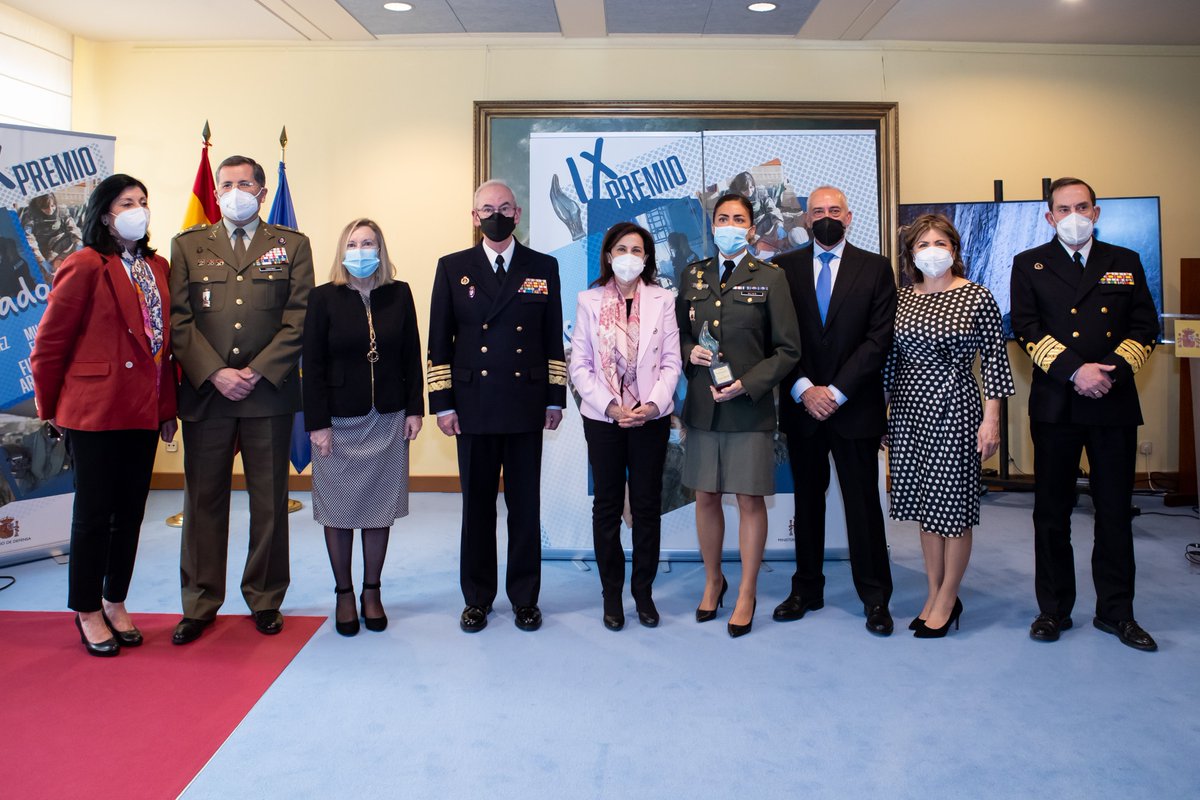 Defensagob's tweet photo. La capitán enfermera Amanda G. Oliva ha recibido hoy el premio 'Soldado Idoia Rodríguez', que reconoce una carrera militar por su trabajo en la evacuación de Afganistán y la operación ‘Balmis’ con "arrojo, generosidad y espíritu heroico y de aventura".
➡️ https://t.co/Q0Ef2iz8as https://t.co/T5xEThgd16