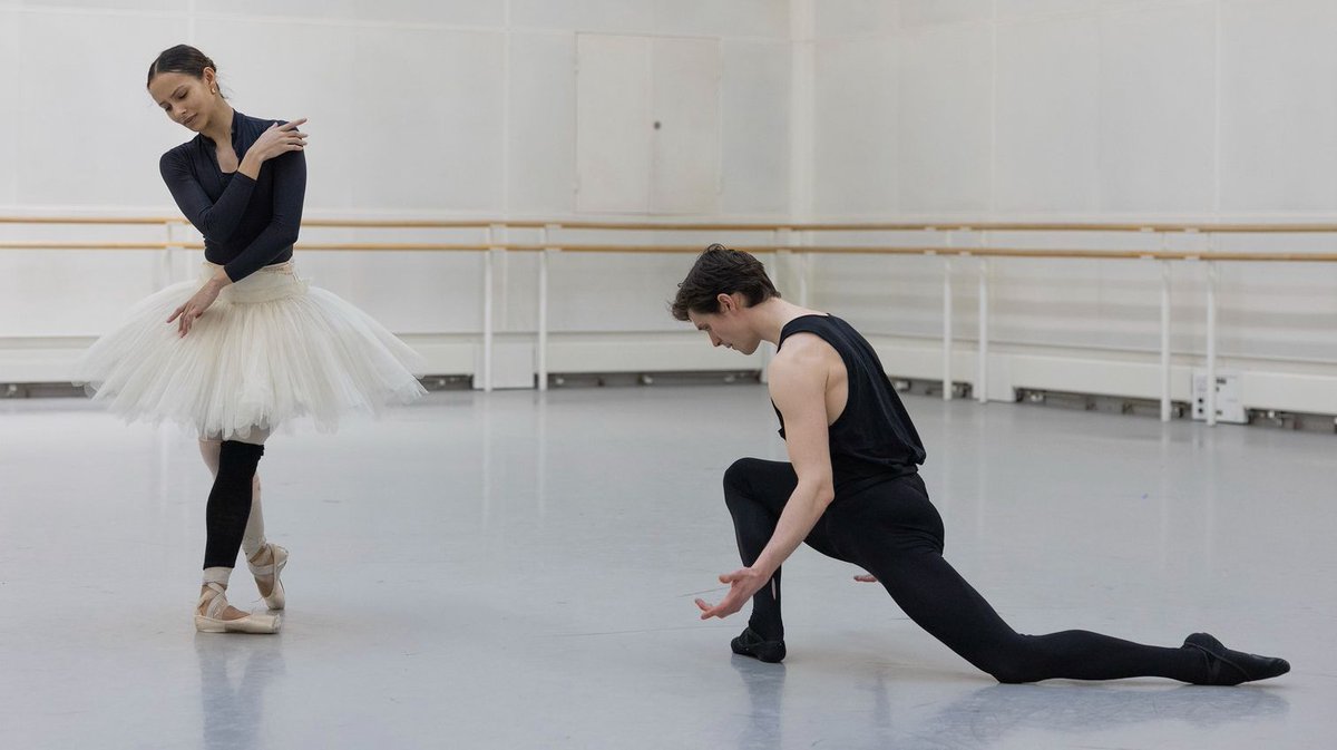 rbo_org's tweet photo. 📸 A few rehearsals photos from Swan Lake!

Marius Petipa and Lev Ivanov’s classic reimagined by Liam Scarlett features glorious dancing 🦢

Tickets: https://t.co/rzSweuGuOj

#RoyalOperaHouse https://t.co/vuaeKKSRqp