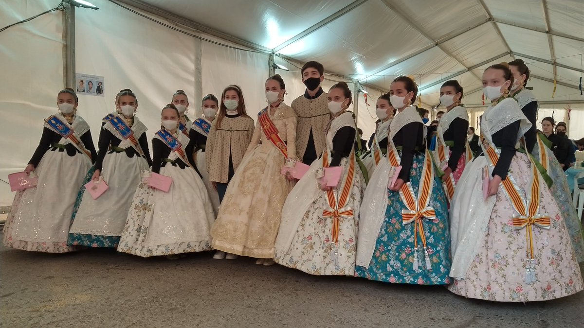 Falla_161's tweet photo. Hem rebut la visita de la Fallera Major Infantil de València i la seua Cort d'Honor.
Contents per tindre-les al costat de nosaltres, especialment per estar amb nostra estimada fallera Carla.
#Falla161
#75Aniversari https://t.co/xPqmuplDra