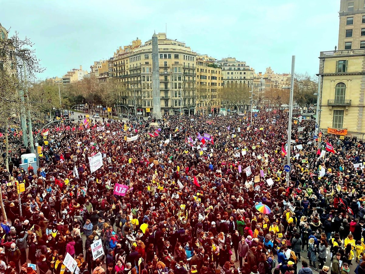 annapasqual's tweet photo. Hem omplert mitja Diagonal, però el fet que no hi haja fotos generals, d’aquelles des de dalt, de tota la mani demostra que cap mitjà ha enviat ningú a cobrir de veritat el tema, que no ens han cregut capaços. Però sí.

(*Aquesta 📸 no sé de qui és)

#VagaEducació https://t.co/nCDqw9FCep
