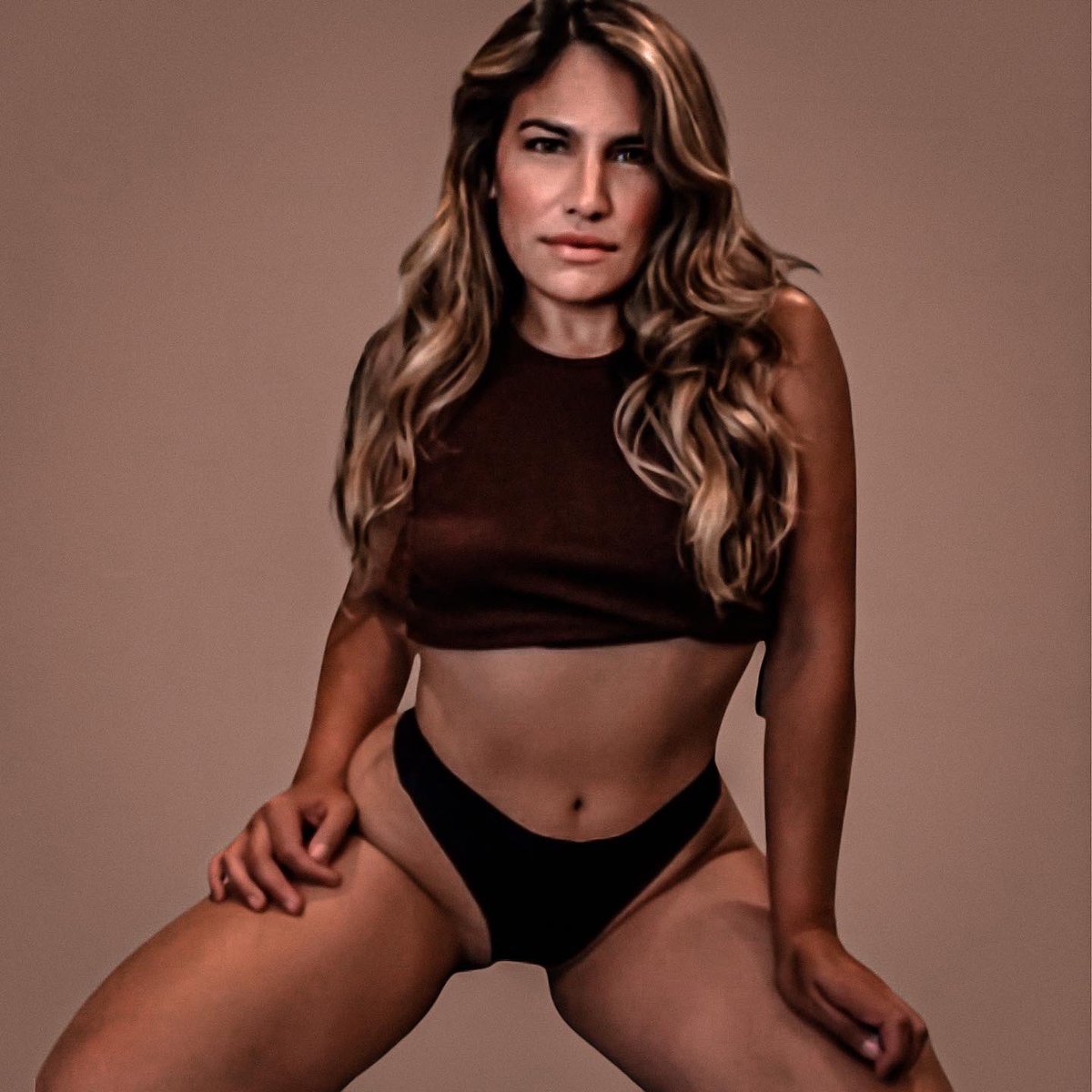 RocioGeraldine_'s tweet photo. Posting half naked pics doesn’t mean she’s easy to f*ck. Y’all post money pics and still be broke 🤔. Clearly, pictures can be deceiving 🤷‍♀️ #ihappentolikethispic https://t.co/AUQRqRHl3Y