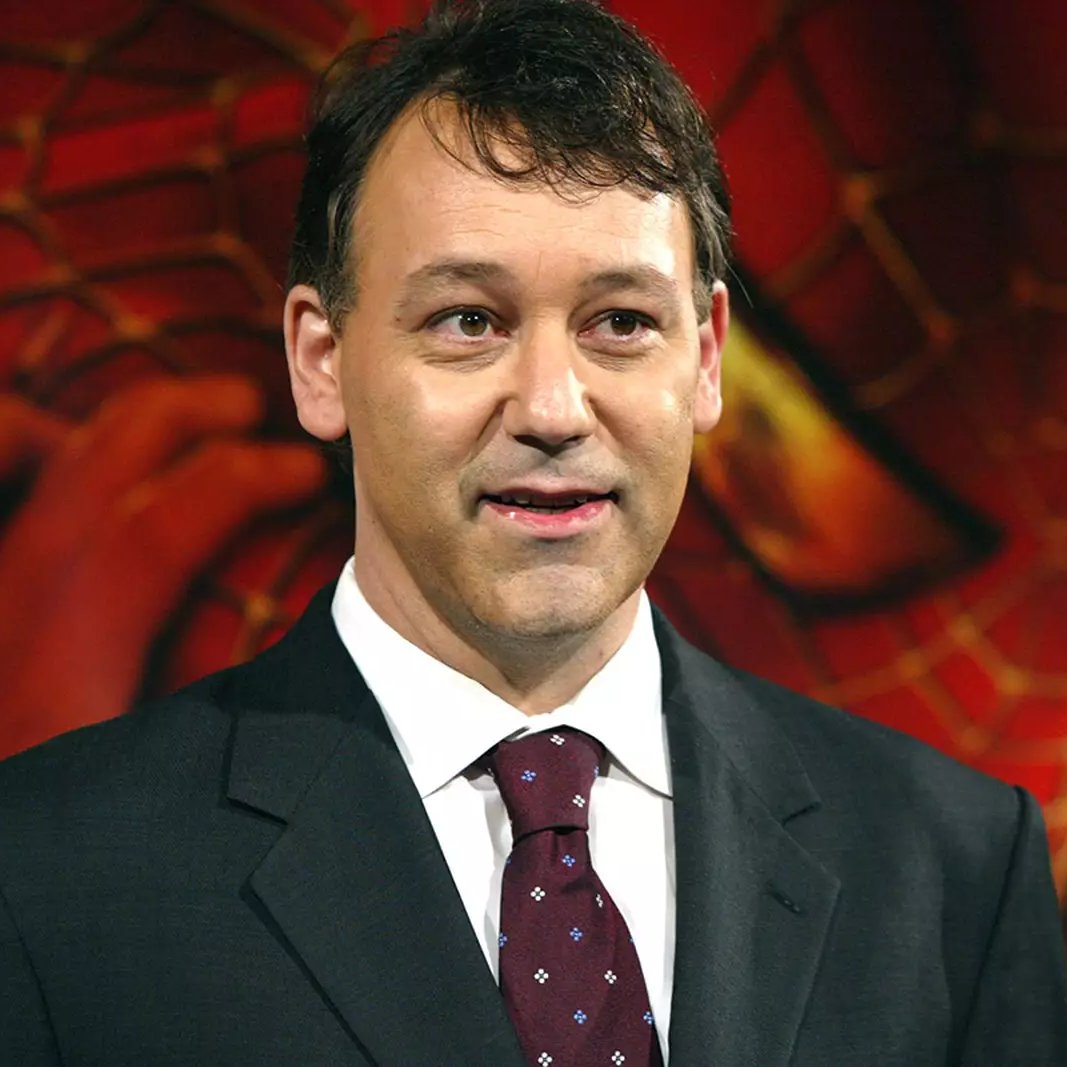 Örümcek-Adam üçlemesinin yönetmeni Sam Raimi, bir Batman filmi yapmak isterdim dedi: “Eğer Batsignal’i görseydim, koşarak gelirdim.”
