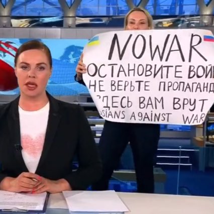 AnnaDalloca's tweet photo. #MarinaOvsyannikova è stata arrestata e rischia fino a 15 anni di carcere a causa di una legge approvata il 5 marzo dal Parlamento di #Mosca. #StopWarInUkraine #Ucraina #RussiaUkraineWar #Guerra #Russia https://t.co/9hcxytwSqL