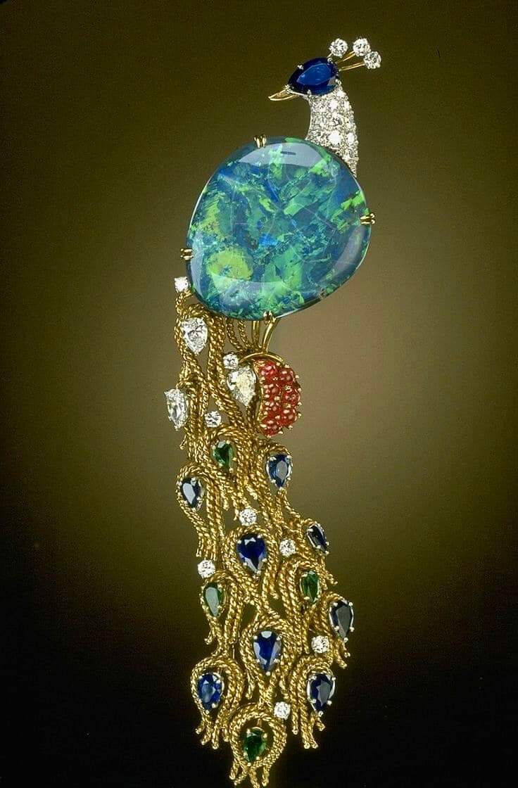 Contro il grigiore della vita Moderna.
(Harry Winston: Opal Peacock Brooch, 1977)
#DonneInArte #bijouterie #jewelry 
<a href="/alecoscino/">Alessandra Coscino</a> <a href="/emicuratolo/">Emi Curatolo</a> <a href="/FedericaAnto2/">Federica Antonelli</a> <a href="/PaolaChiocchi/">Paola Chiocchi🌇</a> <a href="/FlaminiMarina/">marimag</a> <a href="/Hakflak/">Marijke Lamens</a> <a href="/GaiaGaudenzi/">Gaia Gaudenzi</a> <a href="/LunaLeso/">Luna</a>  <a href="/BrindusaB1/">BrindusaB</a> <a href="/dianadep1/">Diana☀️</a> <a href="/migliaccio31/">erminia rubulotta</a> <a href="/ValerioLivia/">Livia Valerio</a> <a href="/fra852/">meloni franca</a>