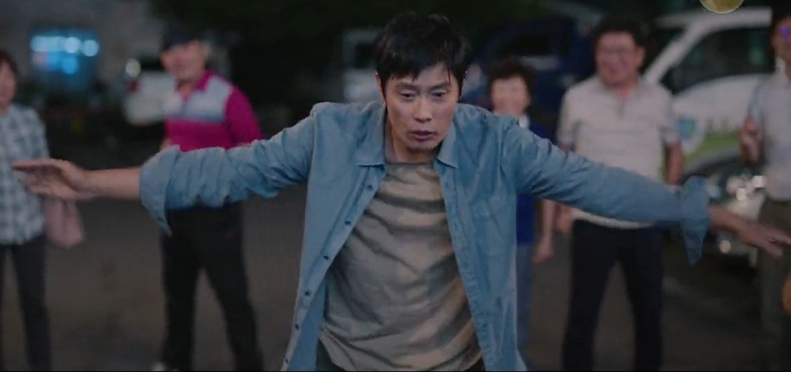 Ahjussideul's tweet photo. "Don't shoot! Don't shoot!" https://t.co/xFNv8ZB39h