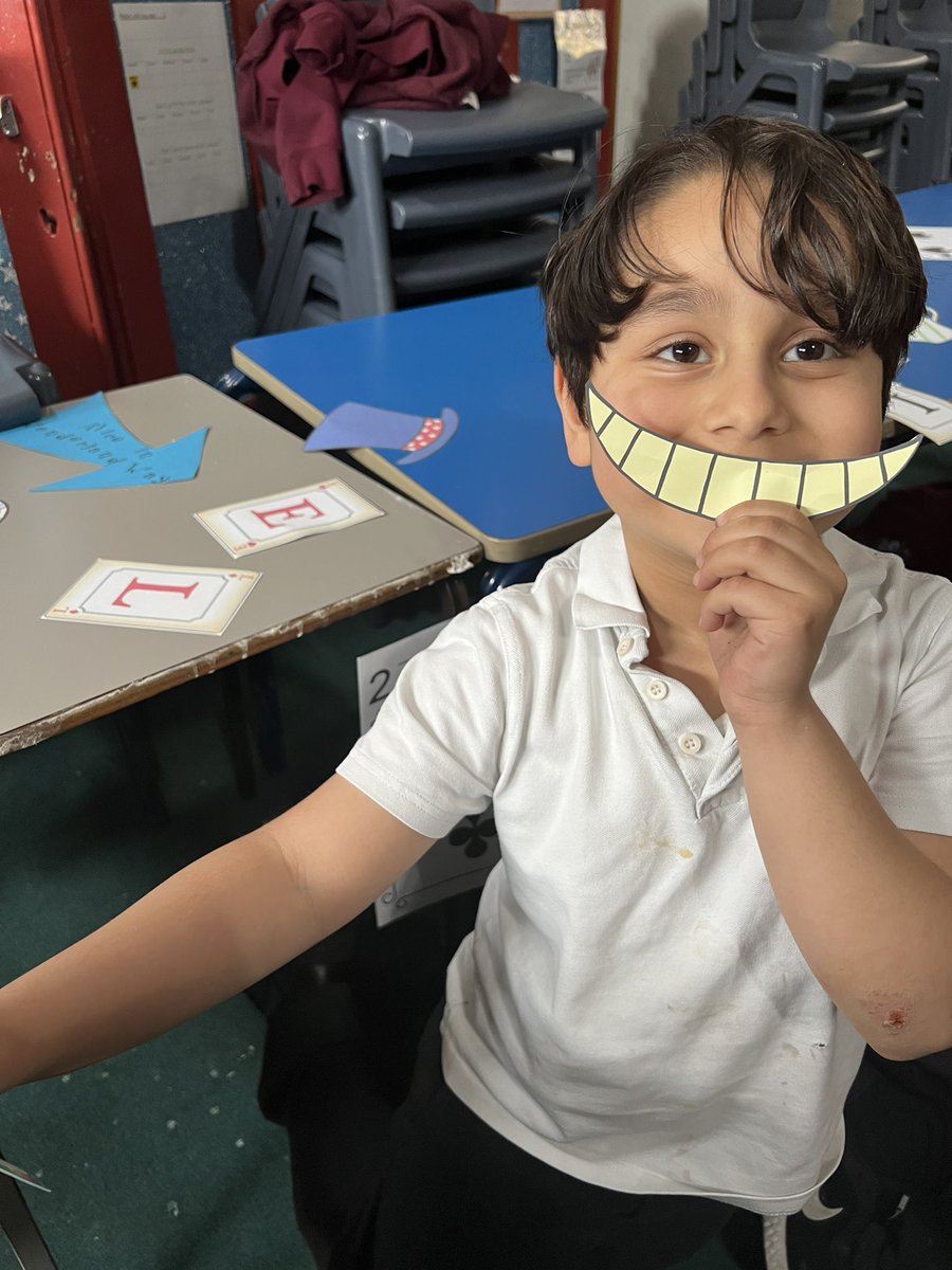 Year3sps's tweet photo. We had a Mad Hatter themed tea party this afternoon to continue our #AliceinWonderland learning in English ☕️🧁🍰🤪 https://t.co/5Tjfc0q8h9