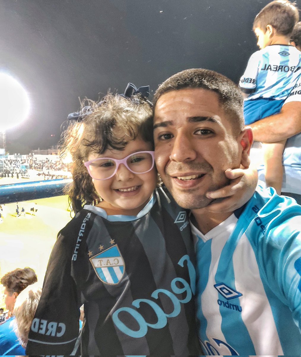 PabloCabeza18's tweet photo. Lo único bueno de ayer es que Martina conoció por primera vez mi 2da casa, me fui con la bronca y triste por que no pude gritar un gol con ella a mi lado. Su felicidad lo dice todo, nosotros vamos a seguir bancando y las buenas ya vendrán...💙 https://t.co/U2xL1MFuQb