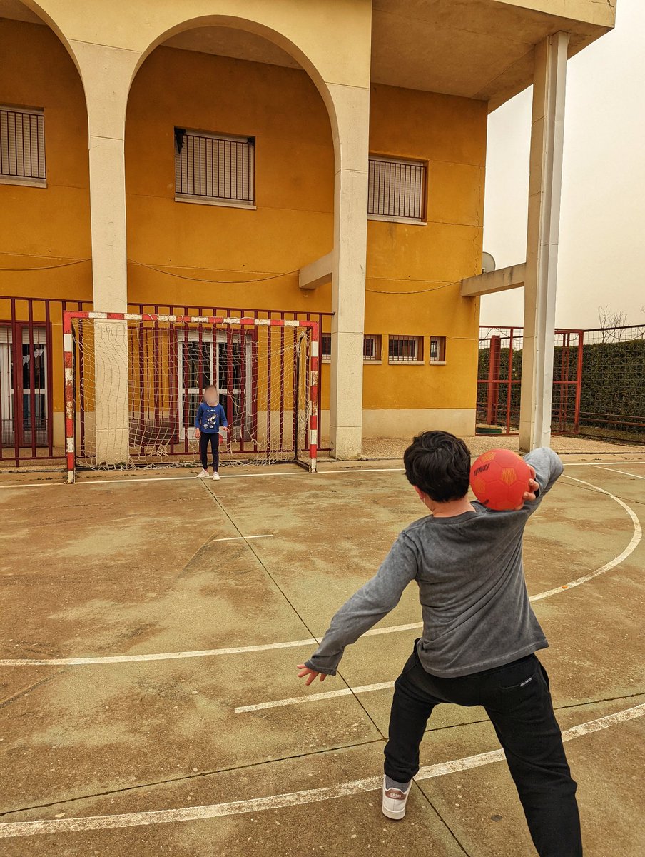 Divertida mañana de balonmano pasada por calima, en Fuensaldaña y Mucientes. Si hay actitud no hay arena que valga!!! 💪🏼🏜️🤾‍♂️ @deportesdipu <a href="/FCYLBM/">Federación de Castilla y León de Balonmano</a>