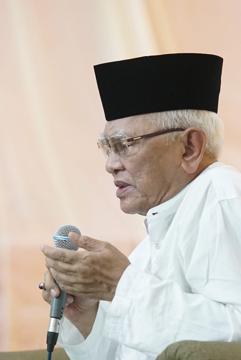 nabilharoen's tweet photo. Semoga Allah senantiasa memberikan kesehatan, kebahagiaan dan panjang umur kepada beliau. Agar beliau tetap menjadi samudera dengan air jernih yang berlimpah guna menghentaskan segala dahaga. https://t.co/xjUNi6ci56