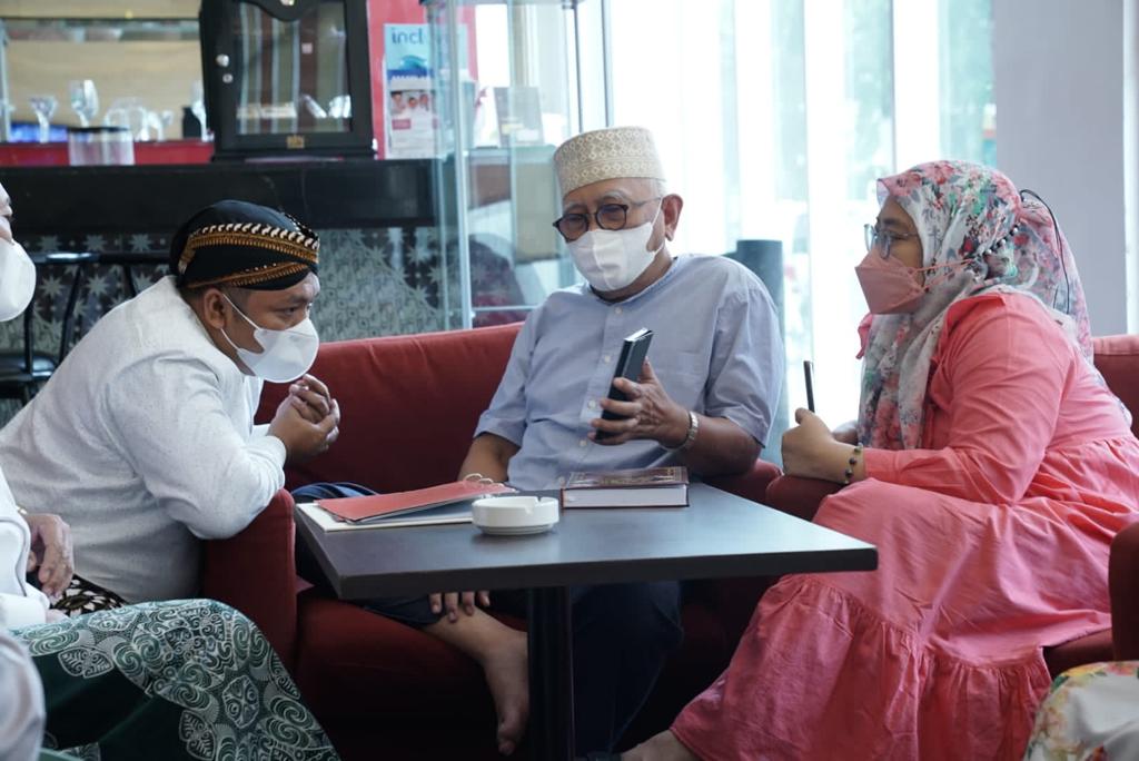 nabilharoen's tweet photo. Apa jadinya kita semua tanpa beliau. Seperti anak panah yang kehilangan busur. Tak mampu melesat menuju kesejatian hidup. https://t.co/vCMqB2Ao3h