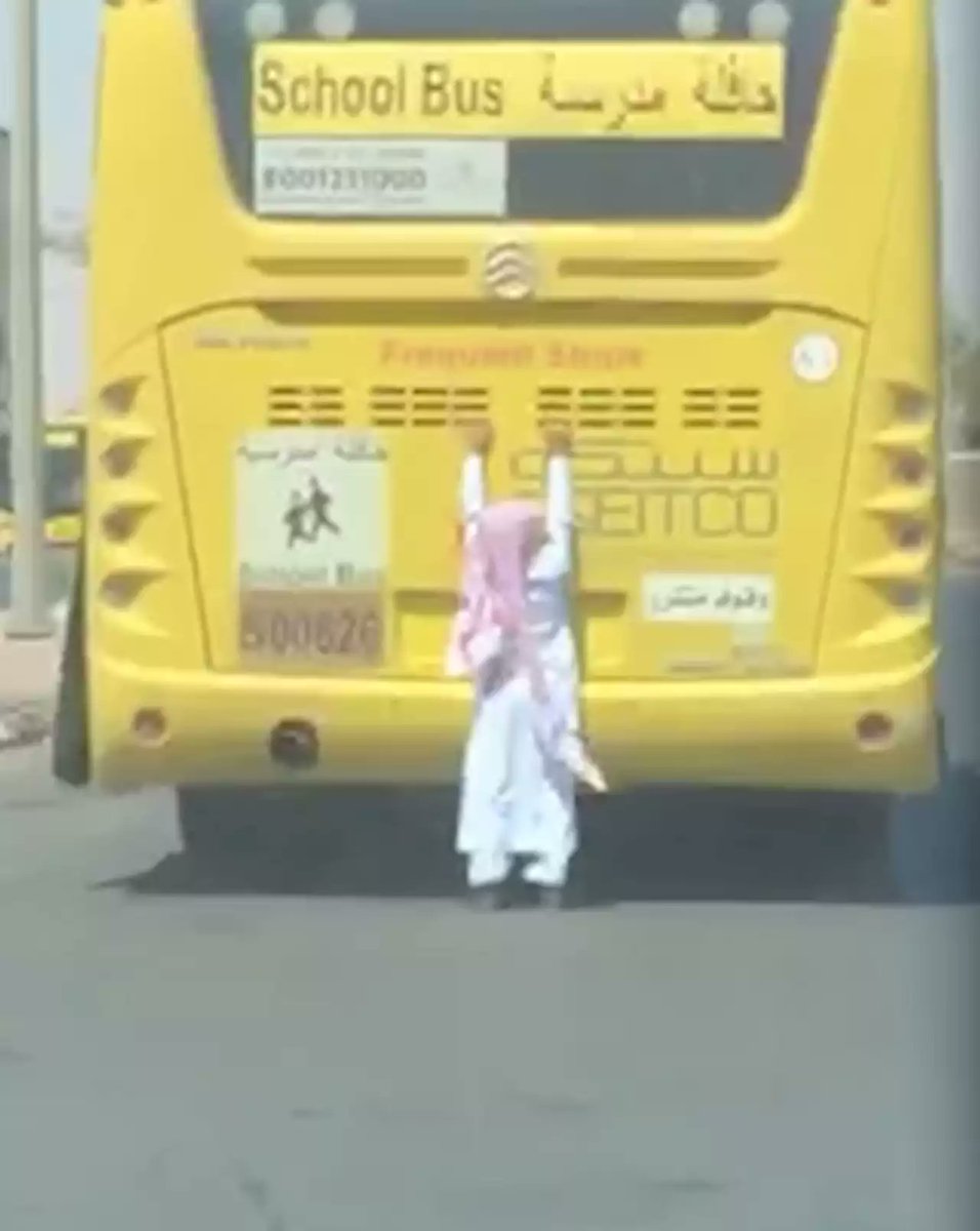 حظي واعرفه في جميع العلاقات 
حتى ولو شافوني. الناس... رااايق 
انا لو أركب....باص... كله /جميلات   
ويصير حادث طحت في حضن سايق
#باسم_الحازمي