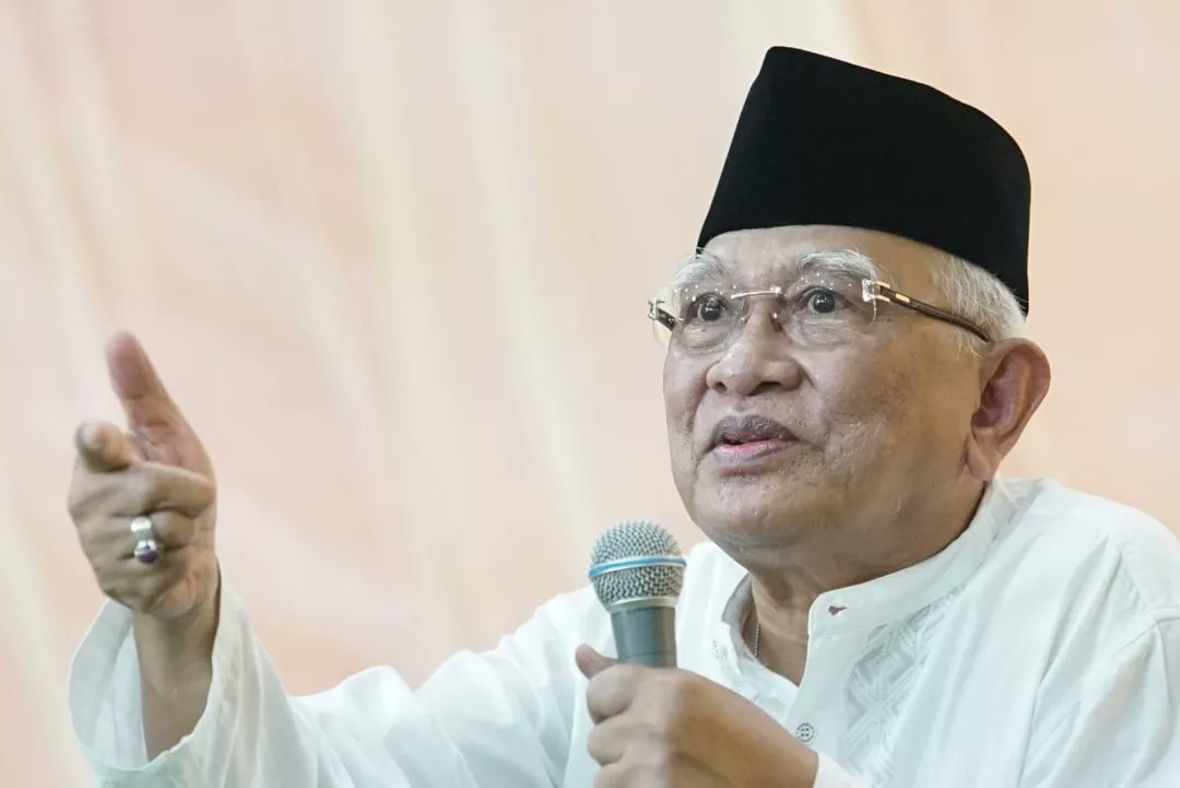 nabilharoen's tweet photo. Jika ada air terjun yang tak pernah kering, beliaulah orangnya. Jika ada sepoi angin yang tak berhenti memberi kesejukan, beliaulah orangnya. Jika ada lentera yang tak mau padam untuk terus menerangi jalan, beliau jugalah orangnya. https://t.co/duNgnkmE07