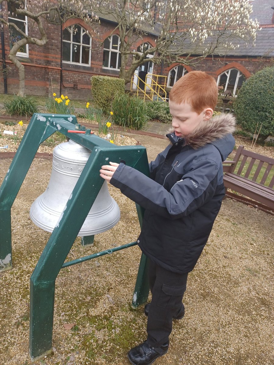 louisecrawfordI's tweet photo. @StVincentsL12 lucas had a lovely walk around the sensory garden today, we found lots of spring time flowers and lucas found the school bell @StVincentsL12 @Mrscooneystvin @lydiaveach_ #springtime #GardenersWorld #rhs #daffodils https://t.co/XBWBxxyDbC