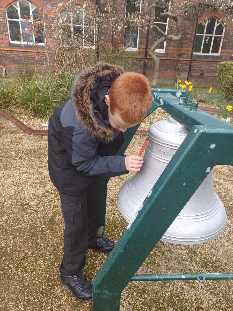 louisecrawfordI's tweet photo. @StVincentsL12 lucas had a lovely walk around the sensory garden today, we found lots of spring time flowers and lucas found the school bell @StVincentsL12 @Mrscooneystvin @lydiaveach_ #springtime #GardenersWorld #rhs #daffodils https://t.co/XBWBxxyDbC