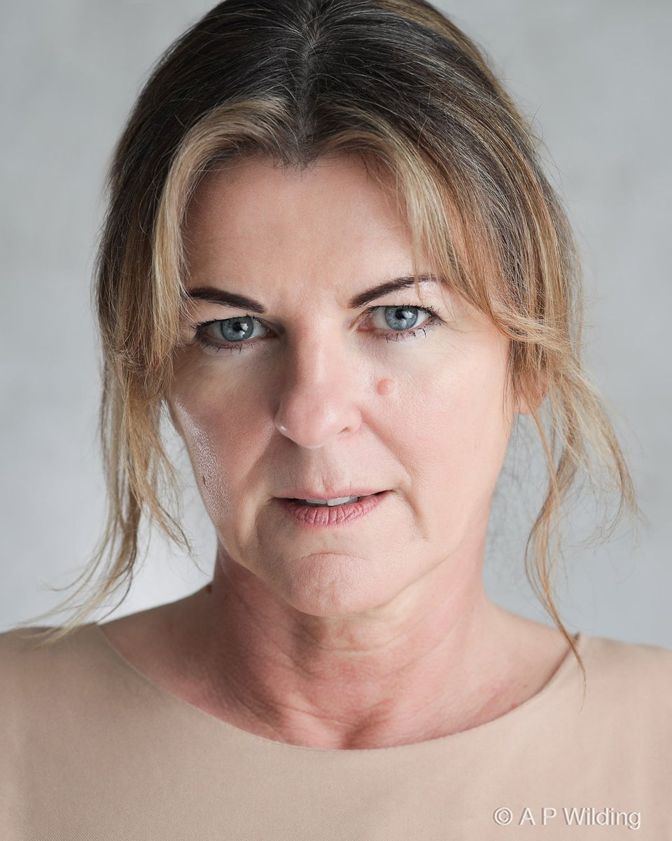 Kat_Anne_Rogers's tweet photo. It's different, but thinking this for new main hs? @apwildingphoto has done something very speical here....and I like it! #newheadshot #choices #actress #headshots #actorsphotography #over50actress #hertsbased https://t.co/7Tzk4eztQs