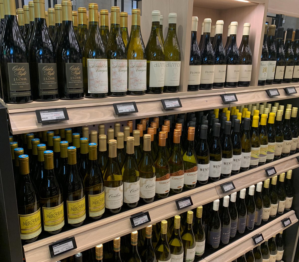 danavation's tweet photo. The time is now. The North American market is ripe for massive adoption. Visit https://t.co/nWWGwH0ulX to learn more about how our #DigitalSmartLabel™ technology can reduce labour costs, improve in-store efficiency, and guarantee price accuracy. #electronicshelflabels https://t.co/W9kPPvJeW7