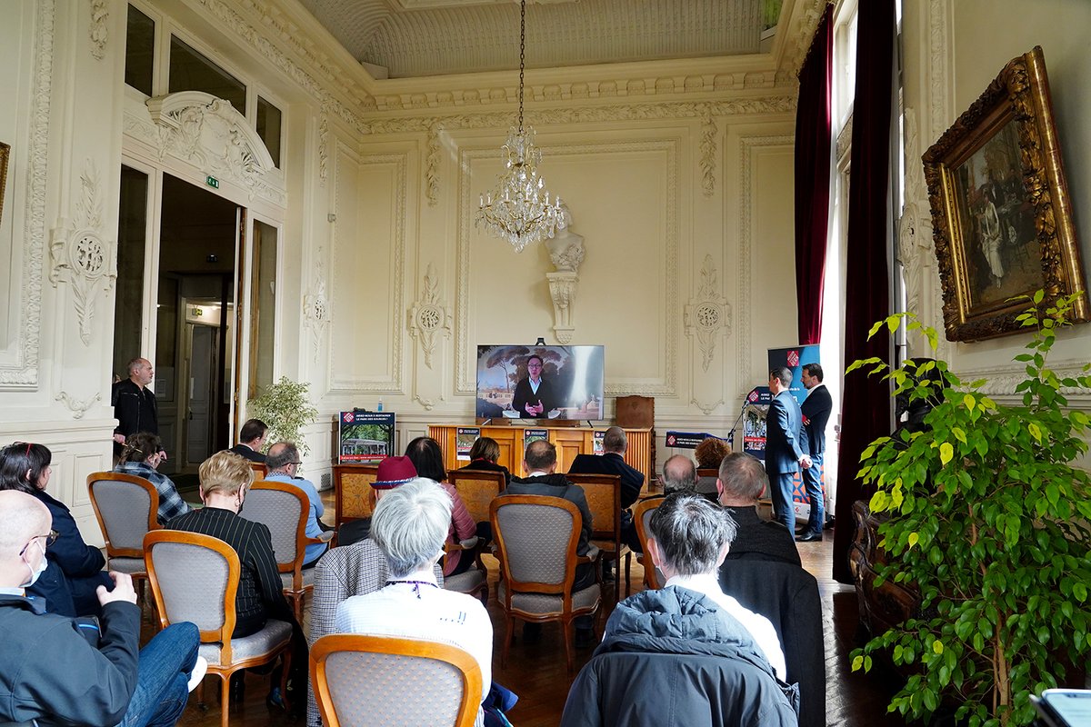 VilleDeVichy's tweet photo. [#MissionPatrimoine] Suite à l’annonce de la sélection du Parc des Sources pour le loto du patrimoine 2022, a eu lieu une conférence de presse avec Laurent Poirier, délégué départemental de la @fond_patrimoine, et @Aguilera_Fred, Maire de Vichy. 
👉https://t.co/NwIfsnrHXf https://t.co/5jkWqd2s0G
