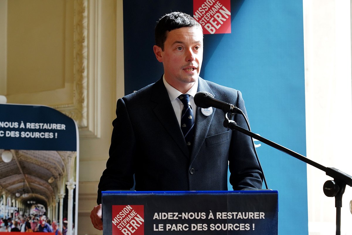VilleDeVichy's tweet photo. [#MissionPatrimoine] Suite à l’annonce de la sélection du Parc des Sources pour le loto du patrimoine 2022, a eu lieu une conférence de presse avec Laurent Poirier, délégué départemental de la @fond_patrimoine, et @Aguilera_Fred, Maire de Vichy. 
👉https://t.co/NwIfsnrHXf https://t.co/5jkWqd2s0G