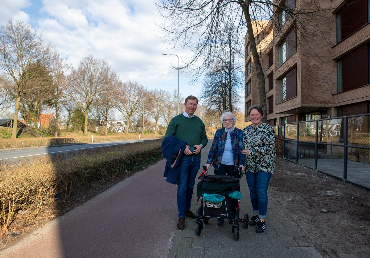 Burgemeester @GertJanKats kwam speciaal op bezoek voor de Ontdekdezorg Week. Samen met mevrouw van Eijk en medewerker Debby van Velthuizen heeft hij tijdens een wandeling in Veenendaal een mooi gesprek gevoerd over de zorg.  #ontdekdezorgweek #ouderenzorg #gemeenteveenendaal