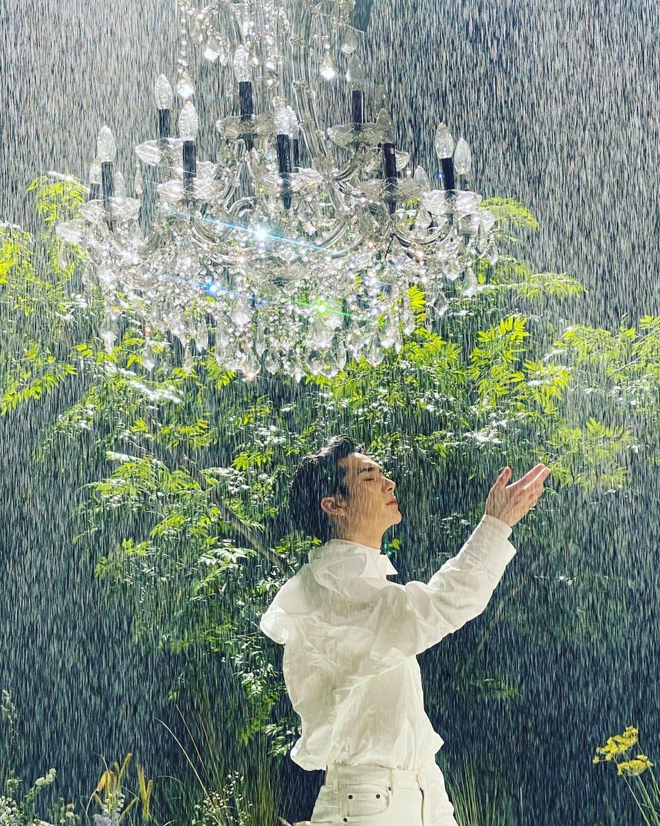 utopia_verse's tweet photo. I wish he'd stop making me want to marry him☹️☹️ he's always looking so pretty and handsome and I don't ever want to get married but when I look at him I keep thinking that I want to marry him... he really should stop making me feel like this😔 https://t.co/aHyrnYWbPF