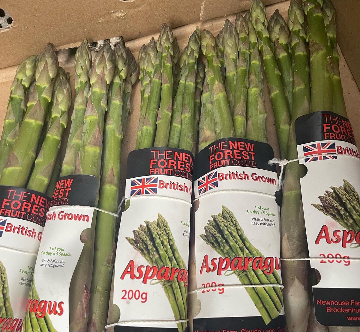 HampshireFare's tweet photo. Did you hear @NewForestFruit this morning @BBCRadioSolent We are enjoying their Asparagus this week with chef @Gordonstottchef A few surprises coming soon! Thanks @thepurefoyarms https://t.co/vqLPidb7Nd