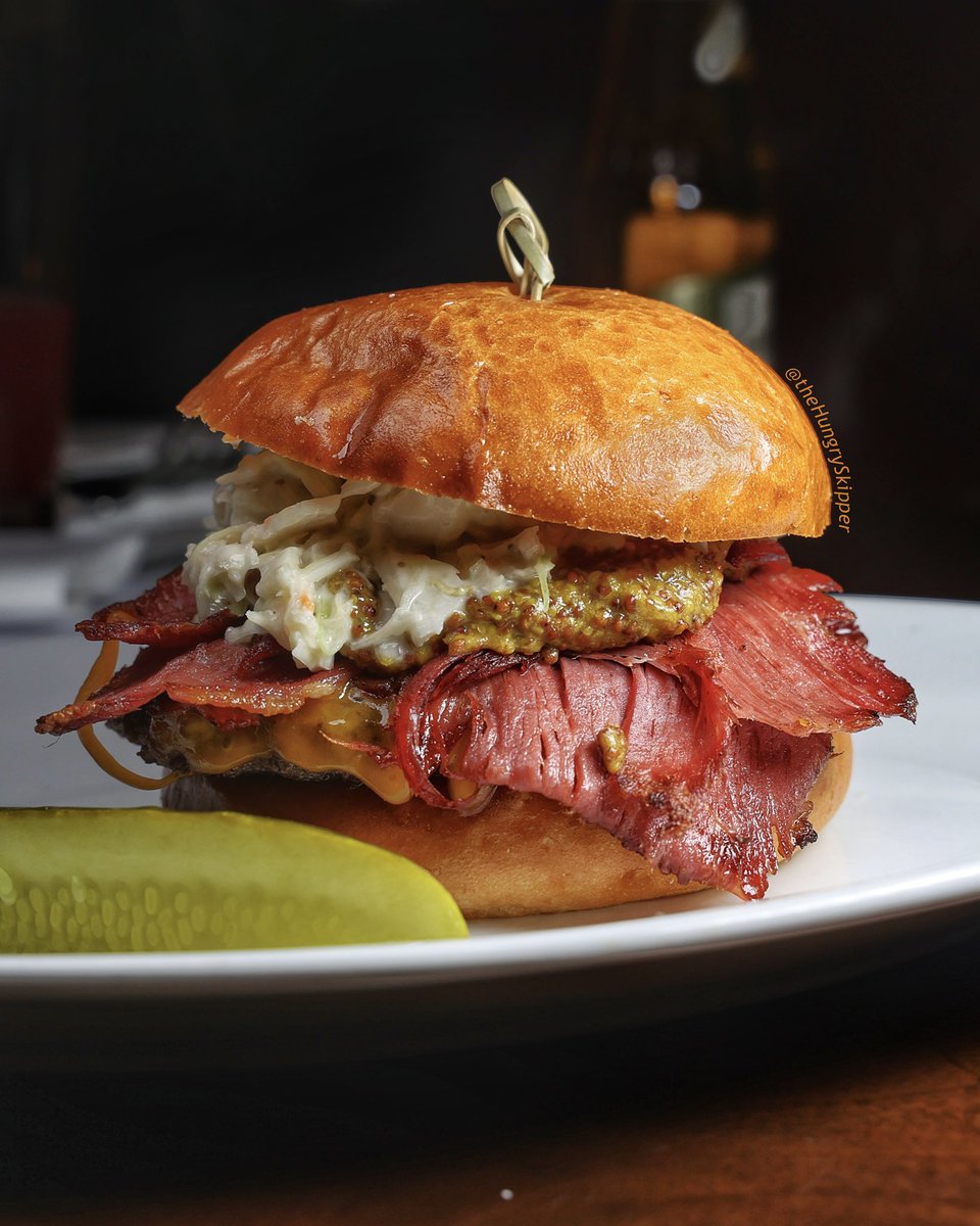 dontpanix's tweet photo. @5napkinburger The Blarney Burger 🔥🍔🍀 is a 5oz. beef burger, topped with 3oz. of sliced corned beef, cheddar cheese, Stout Mustard, cabbage slaw. #burger #cheeseburger https://t.co/n8DtlWlviW https://t.co/fBi3iZ6gi3