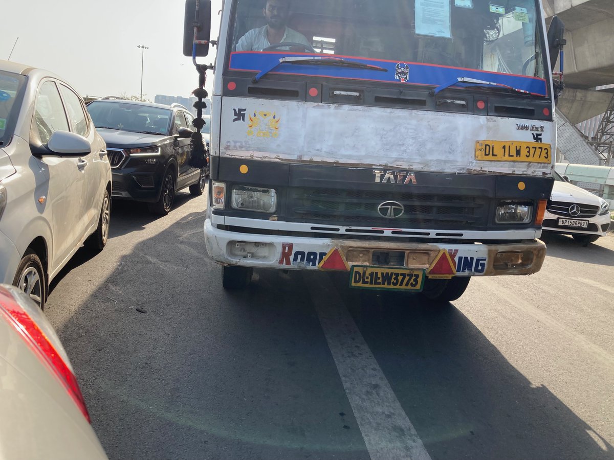 kanchder's tweet photo. #Rashdriving by this #truckdriver ..banged my car..and just said sorry!! https://t.co/3DbYhn9Abs