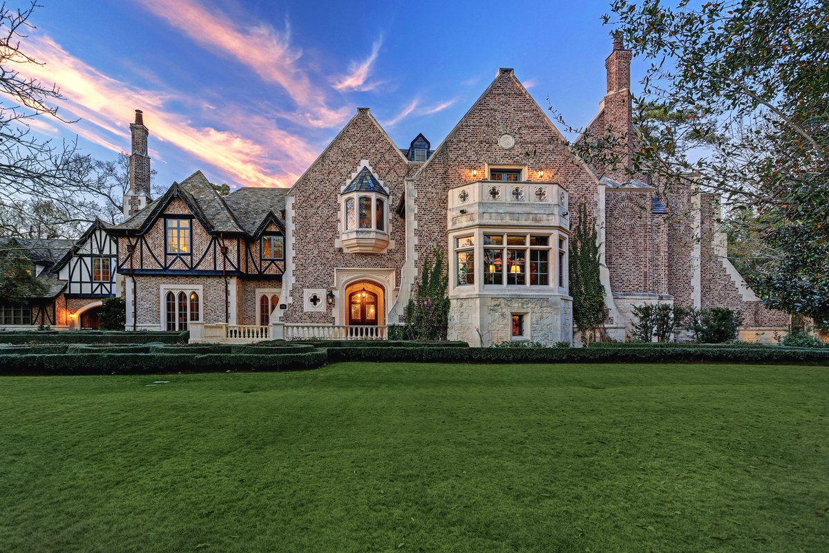 TKImages's tweet photo. Smashing! 🤩 Do you fancy this English manor estate as much as we do?

3996 Inverness | 16,635 sqft | River Oaks | $17,900,000 USD | MLS# 78309959

Photographer: Michael Samadani 
Editor: Dennis Zuniga
Agent: Jay Monroe, MTSIR
#houstonrealestate #realestate #mansion #englishmanor https://t.co/W0Nmz0UzLg