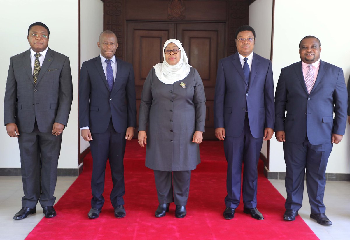 ikulumawasliano's tweet photo. Mhe. Rais Samia Suluhu Hassan akiwa na Waziri Mkuu Mhe. Kassim Majaliwa, Katibu Mkuu Kiongozi Balozi Hussein Kattanga katika picha ya pamoja na Mkuu wa Mkoa wa Njombe Waziri Kindamba Waziri na Balozi wa Tanzania nchini Malawi Humphrey Polepole baada ya Uapisho @venusnyota https://t.co/3n6ldEpqNd