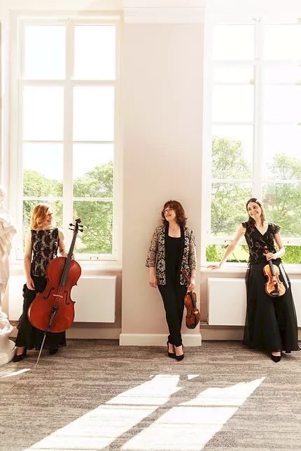 Klassiek op Schokland: een unieke concertreeks op Werelderfgoed Schokland. Geniet komende zondag van de muziek van de vrouwelijke componisten Smith, Wegener en Smyth, uitgevoerd door The Hague String Trio in de monumentale Museumkerk. museumschokland.nl/agenda/the-hag…