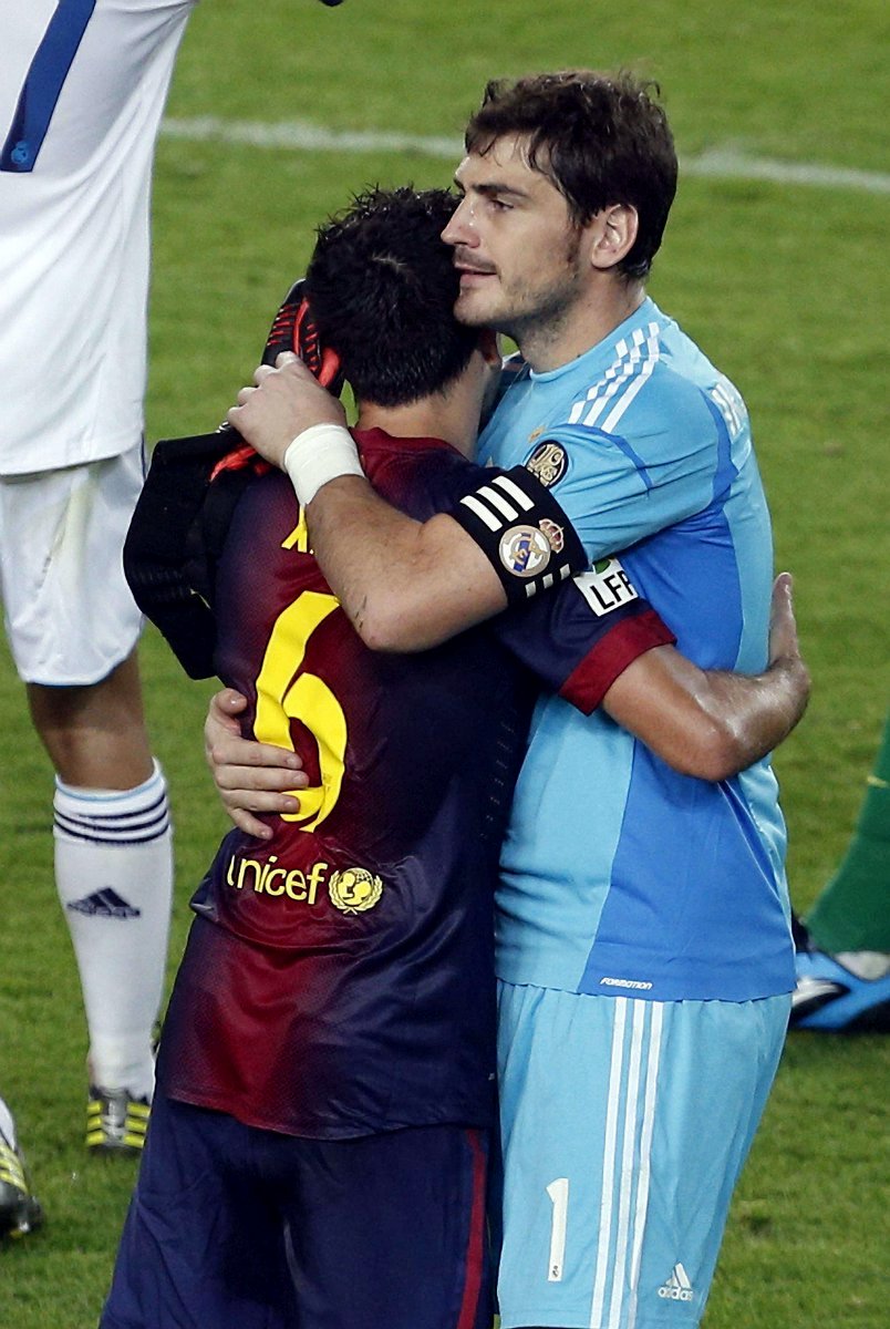 LaLigaEN's tweet photo. 💙❤️ 🤗 🤍🤍

🙌 Xavi and @IkerCasillas, two of the greatest to grace #ElClásico. https://t.co/Mq2WryTAag