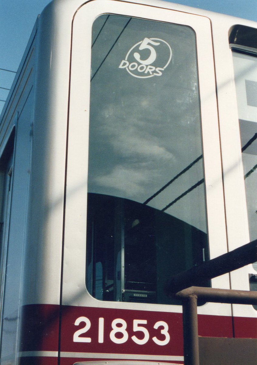 Tobu_skytrline's tweet photo. 【追加です】
日比谷線乗入れ20050系の入荷風景と、５扉車のロゴです。

当時の甲種輸送は、久喜から入り、業平橋（現とうきょうスカイツリー駅）で折返し、西新井工場へ入荷されました。

JR貨物の緩急車が姿を見せる事もありました。

https://t.co/jySwrHPD5l

#日比谷線相互直通運転60周年 https://t.co/lM2mGqbTiC