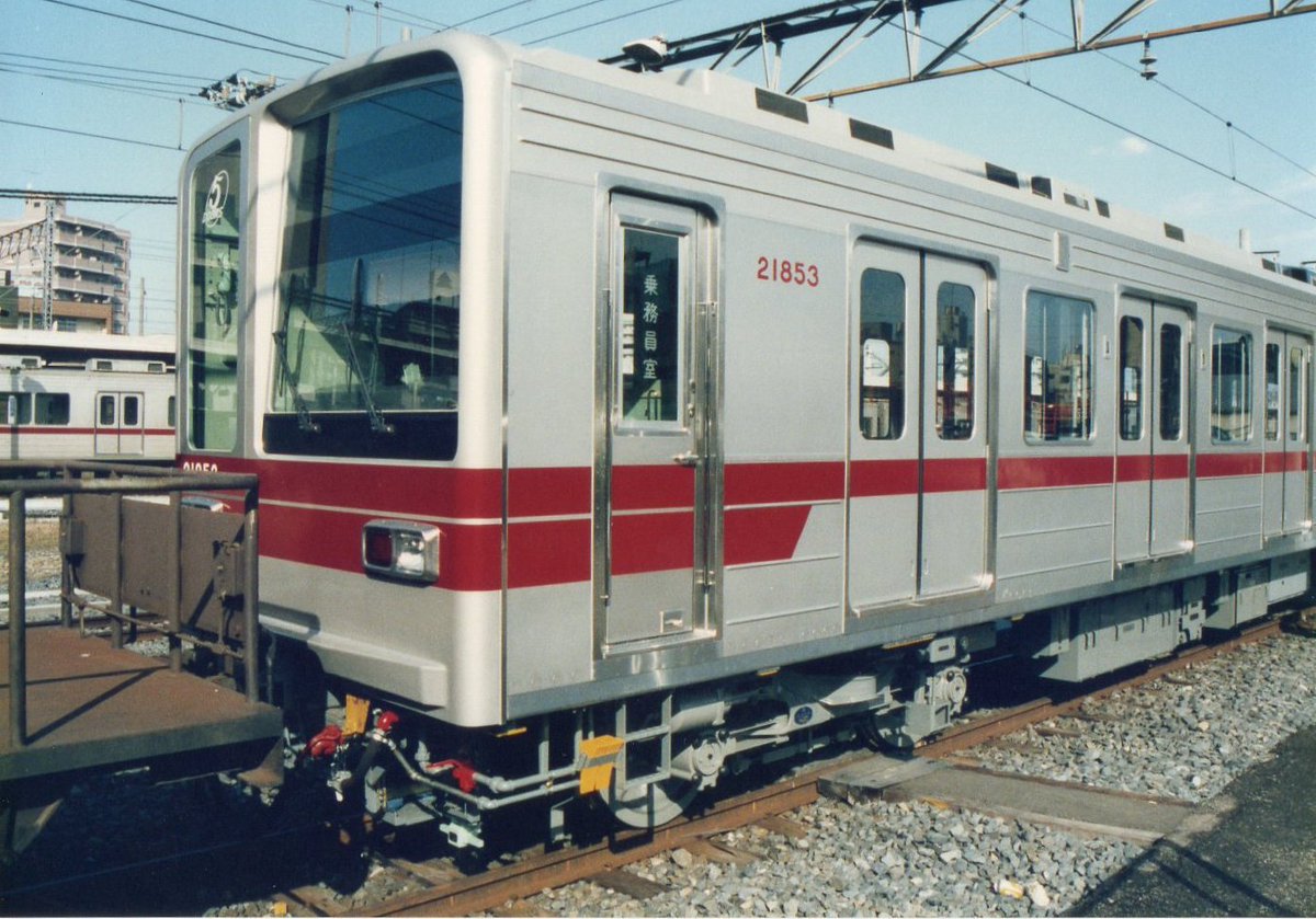 Tobu_skytrline's tweet photo. 【追加です】
日比谷線乗入れ20050系の入荷風景と、５扉車のロゴです。

当時の甲種輸送は、久喜から入り、業平橋（現とうきょうスカイツリー駅）で折返し、西新井工場へ入荷されました。

JR貨物の緩急車が姿を見せる事もありました。

https://t.co/jySwrHPD5l

#日比谷線相互直通運転60周年 https://t.co/lM2mGqbTiC