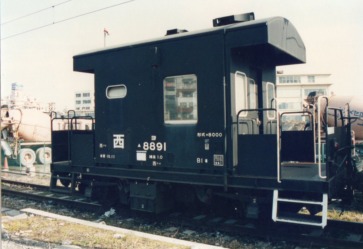 Tobu_skytrline's tweet photo. 【追加です】
日比谷線乗入れ20050系の入荷風景と、５扉車のロゴです。

当時の甲種輸送は、久喜から入り、業平橋（現とうきょうスカイツリー駅）で折返し、西新井工場へ入荷されました。

JR貨物の緩急車が姿を見せる事もありました。

https://t.co/jySwrHPD5l

#日比谷線相互直通運転60周年 https://t.co/lM2mGqbTiC