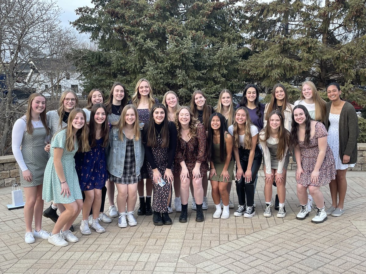 GHS_girls_bball's tweet photo. And that’s a wrap on the 2021-2022 season!❤️ https://t.co/HofNWT9y7n