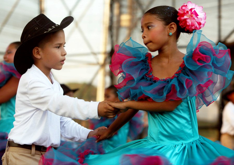 SumireFerrara's tweet photo. Celebramos 8 años de la declaración como Patrimonio Cultural Nacional del Joropo.

Un ritmo que al son de arpa, cuatro y maracas enaltecen nuestro folklore... 

¡Viva el Joropo! 💛💙❤
¡Viva Venezuela! 🇻🇪
#LealesALaRevolución #15Marzo https://t.co/CA493nUkqx