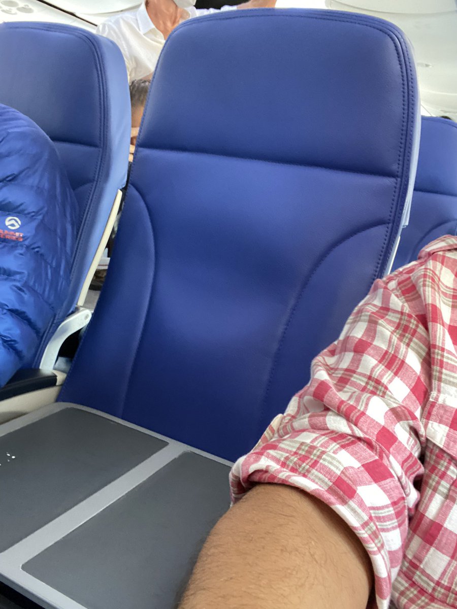 pablogrupotop's tweet photo. @Aeromexico una vez más nos venden tarifa de clase Premier y el avión vuelo 380 a los Cabos no tiene clase Premier solo ponen una mesa en el asiento central pero los espacios y asientos son clase turista (asiento 4A), no es correcto que cobren por servicios que no dan @Profeco https://t.co/BC9aJAcAdQ