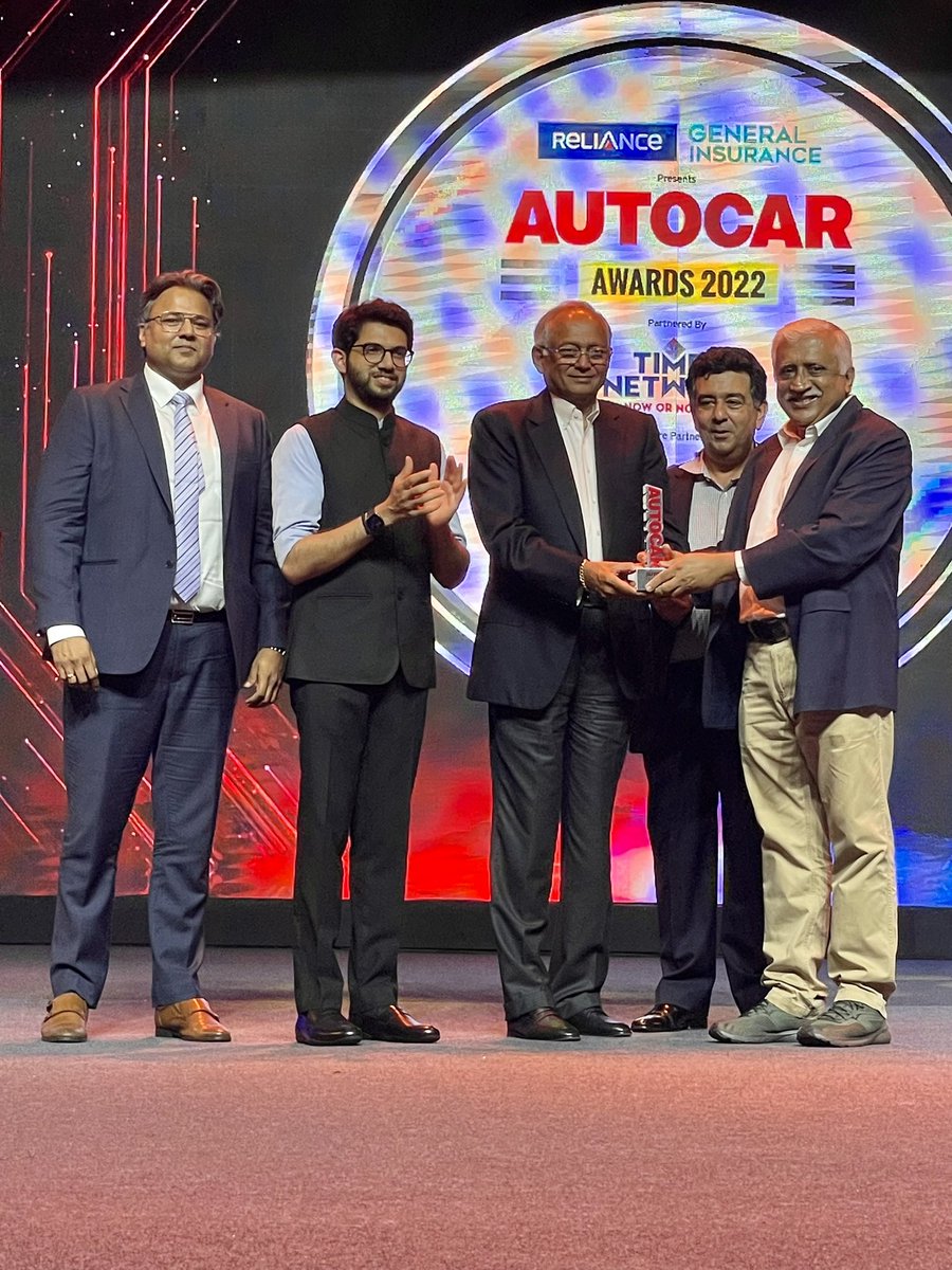 autocarindiamag's tweet photo. This award is to celebrate the leader who has steered his company in difficult times, made it future proof and kept the customer at the core of his mission. Venu Srinivasan, Chairman of @tvsmotorcompany, is our Person of the Year! #AutocarAwards2022 https://t.co/DedlGJ7WWR