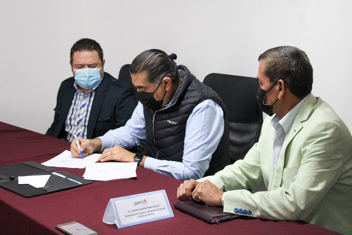Martin1977Rios's tweet photo. En representación del @MarcoValerioGDL firmamos un convenio de colaboración para impartir capacitaciones en materia de salud y seguridad en el trabajo con @oswaldo30500729 Presidente de la Asociación Nacional de Profesionales en Protección Civil y Combate de Incendios #ANPCI https://t.co/XNWVJxGXs7