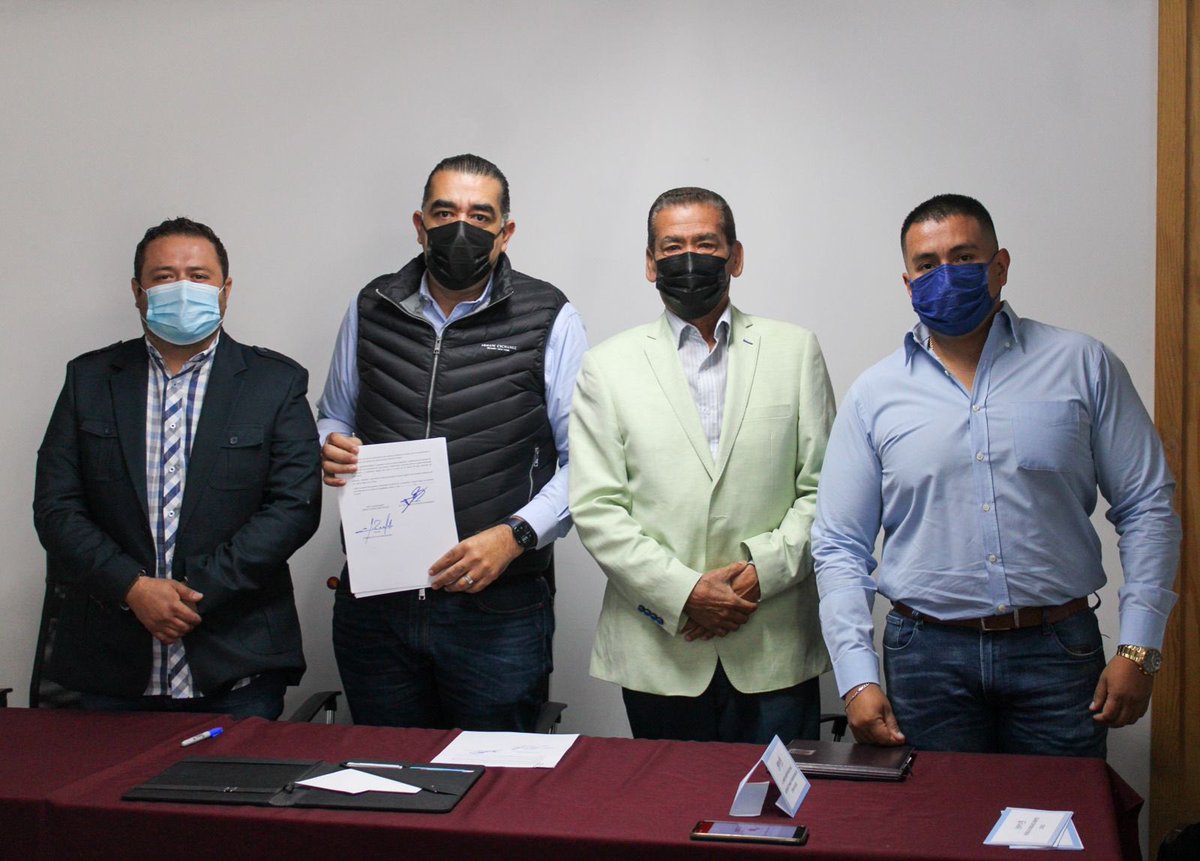 Martin1977Rios's tweet photo. En representación del @MarcoValerioGDL firmamos un convenio de colaboración para impartir capacitaciones en materia de salud y seguridad en el trabajo con @oswaldo30500729 Presidente de la Asociación Nacional de Profesionales en Protección Civil y Combate de Incendios #ANPCI https://t.co/XNWVJxGXs7