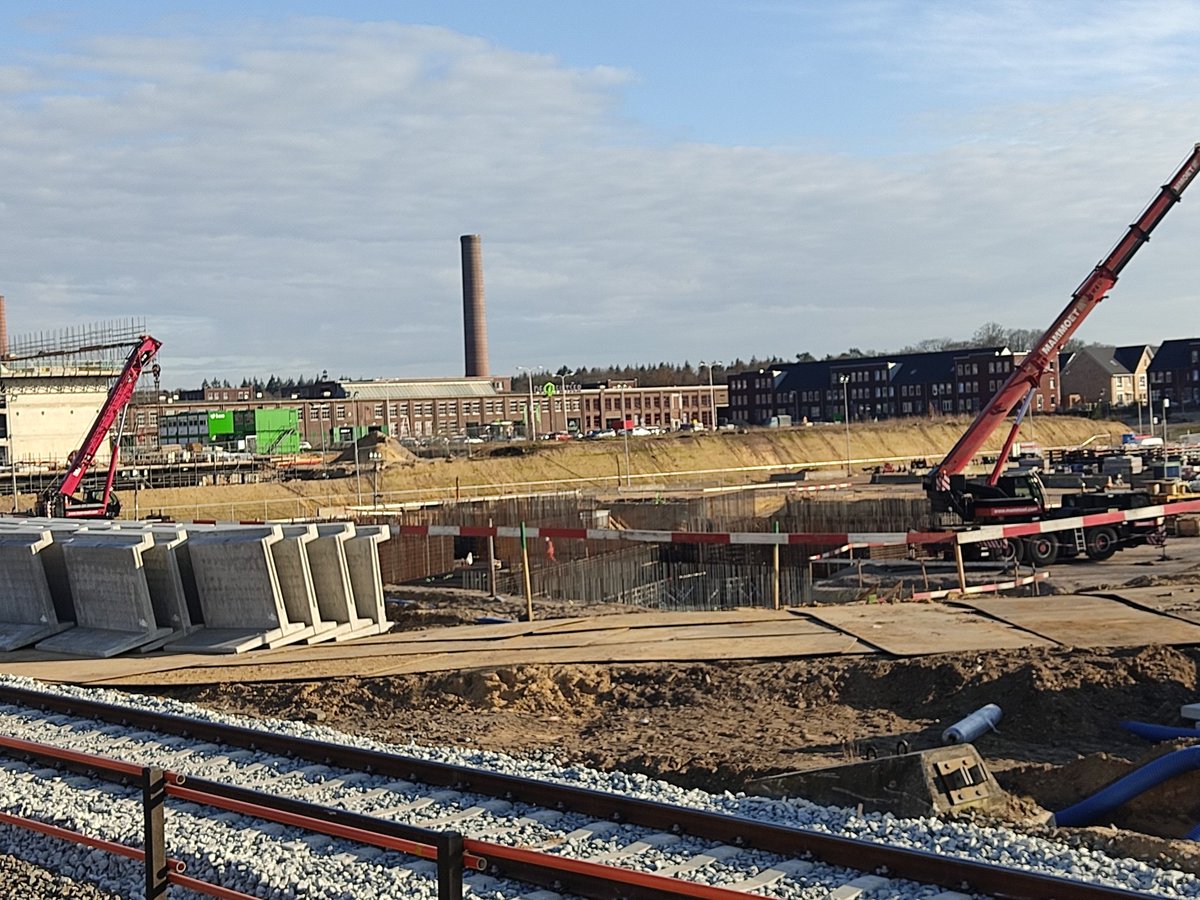 De bouwput voor het nieuwe station Ede-Wageningen ligt er mooi bij, maar laten we inderdaad vooral niet vergeten op het OV in onze eigen gemeente te letten!