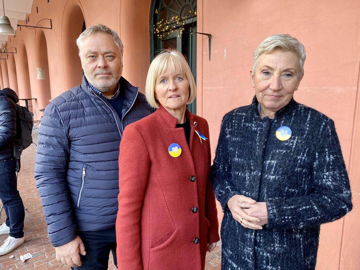 Norsk og internasjonal fagbevegelse protesterer. YS-leder Erik Kollerud, Unio-leder Ragnhild Lied og LO-leder Peggy Hessen Følsvik var samstemte på Youngstorget i dag: -Stopp krigen i Ukraina !