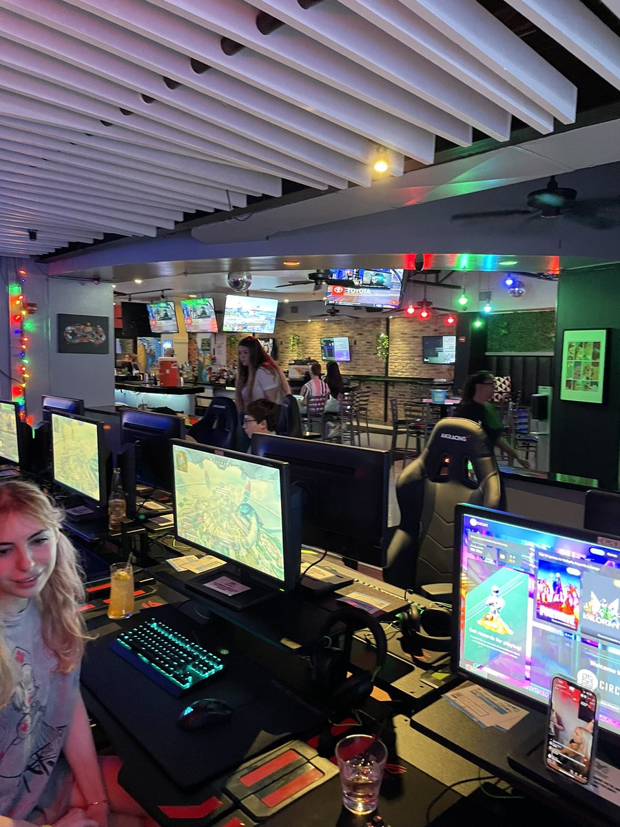 VioletLex's tweet photo. It’s no surprise I ended up in a esports bar while here &amp; yes I did play a game of apex 😭🤣 https://t.co/dnnfddTbMA